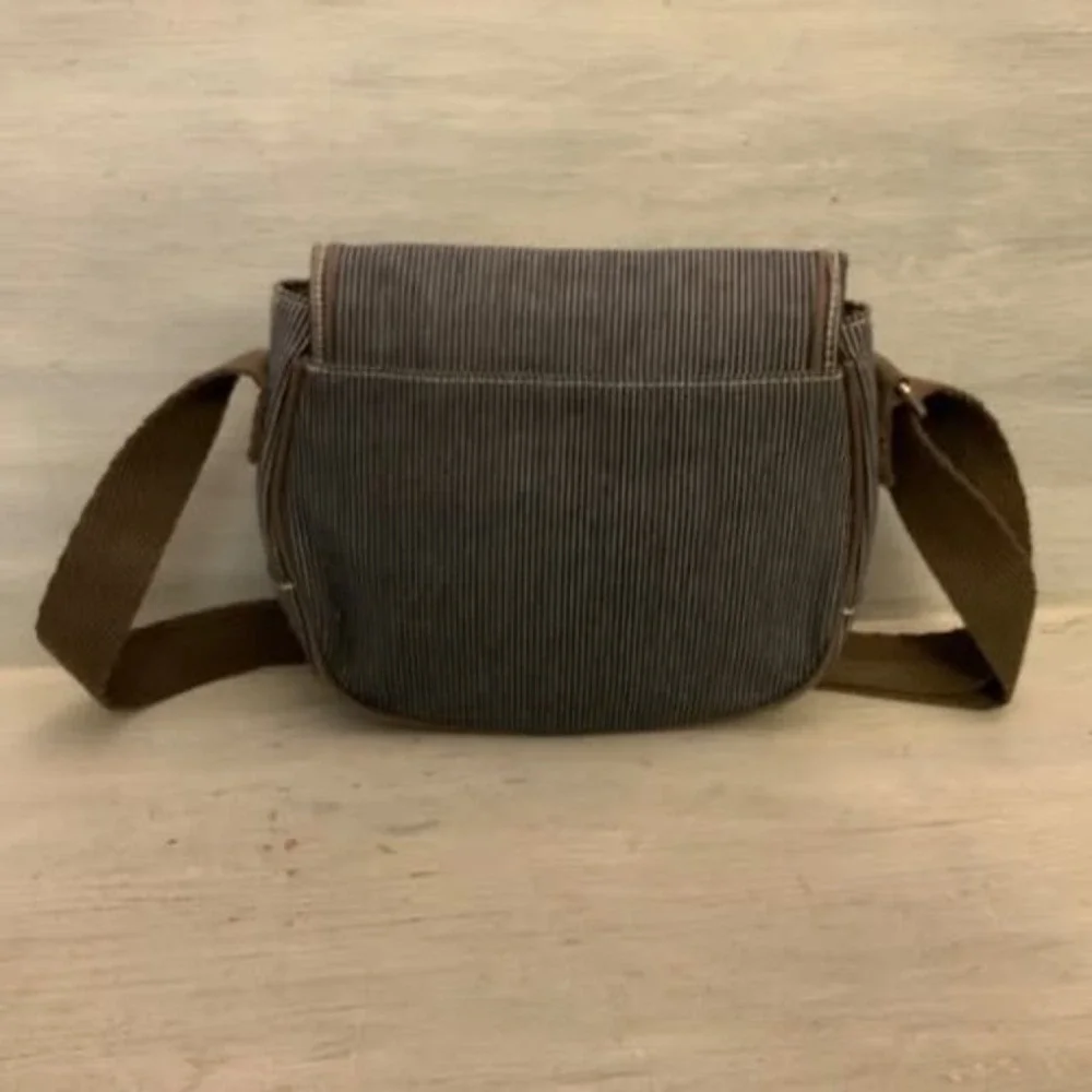 ThirtyOne Free to Be Railroad Striped Denim Crossbody Saddle Bag‎ Purse GC